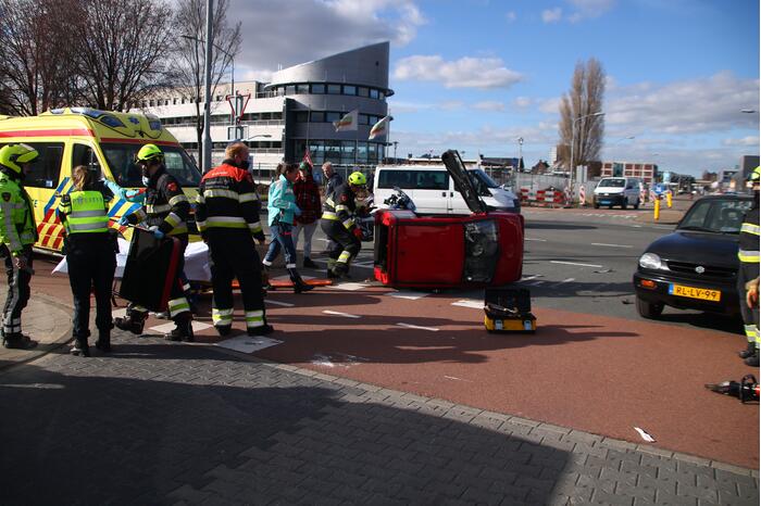 Bestuurder landt op zijn kant met Canta