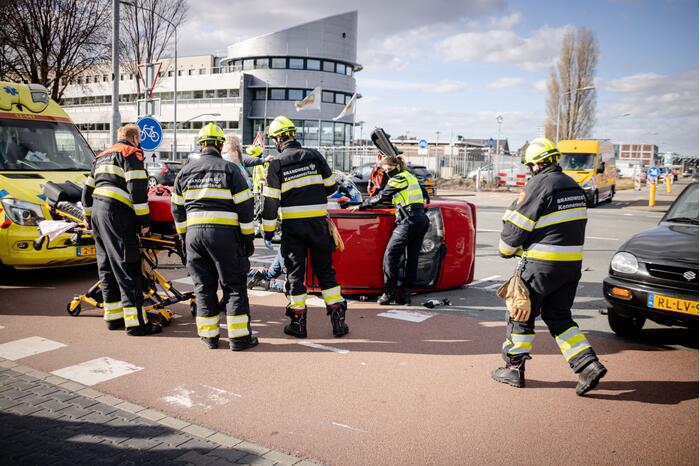 Bestuurder landt op zijn kant met Canta