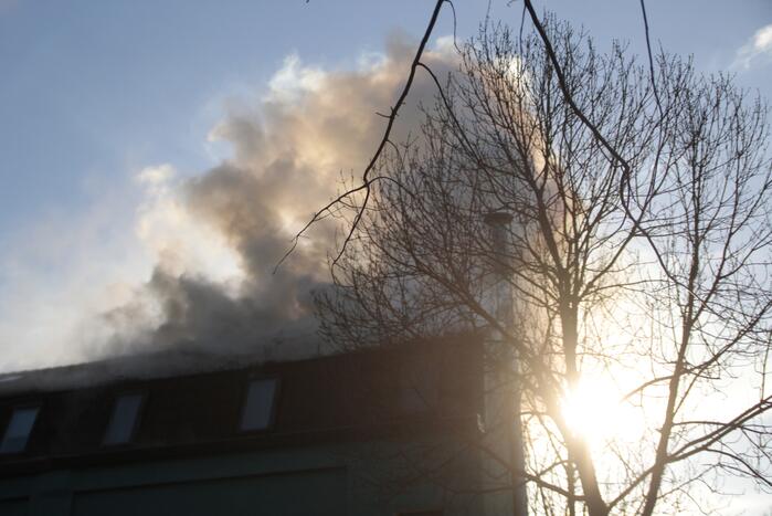 Veel rook bij grote brand in woning