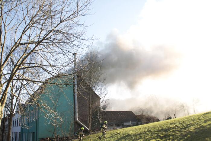 Veel rook bij grote brand in woning