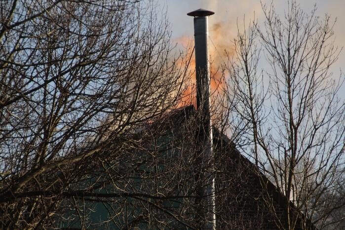 Veel rook bij grote brand in woning