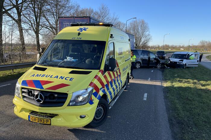Twee bestelbussen frontaal gebotst na inhaalactie