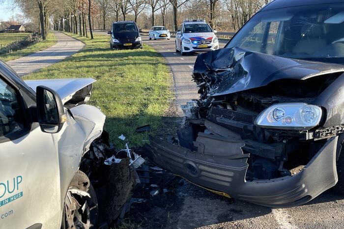Twee bestelbussen frontaal gebotst na inhaalactie