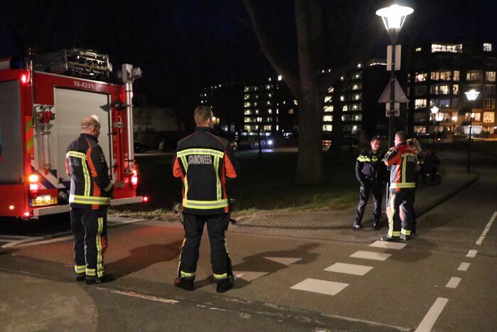 Zoekactie na gevonden spullen langs sloot