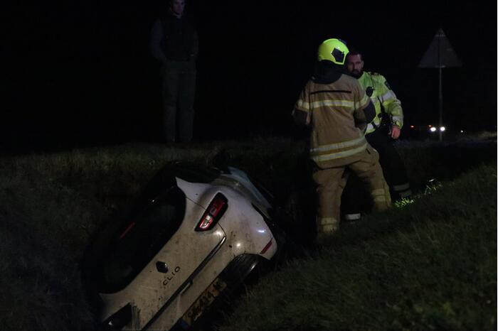 Auto belandt in sloot