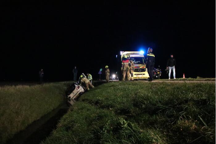 Auto belandt in sloot