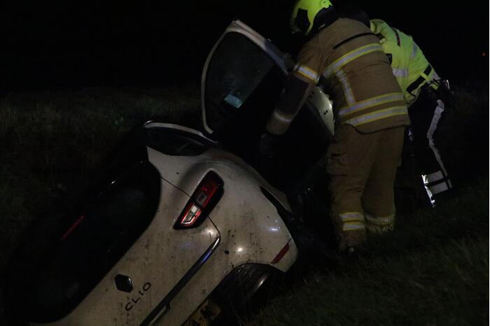 Auto belandt in sloot