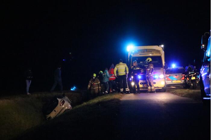 Auto belandt in sloot