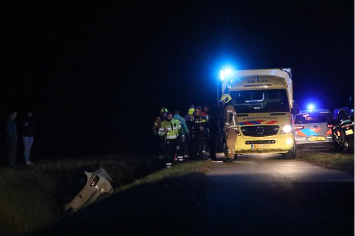 Auto belandt in sloot