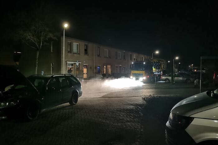 ACV reinigt wegdek na pechgeval met personenauto