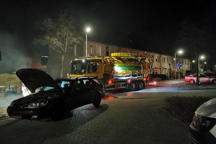 ACV reinigt wegdek na pechgeval met personenauto