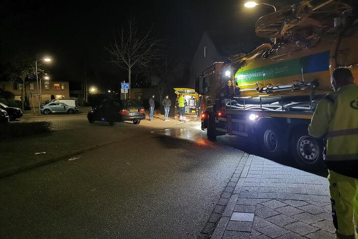 ACV reinigt wegdek na pechgeval met personenauto