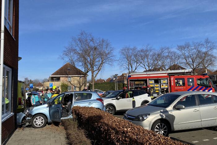 Auto botst op woning