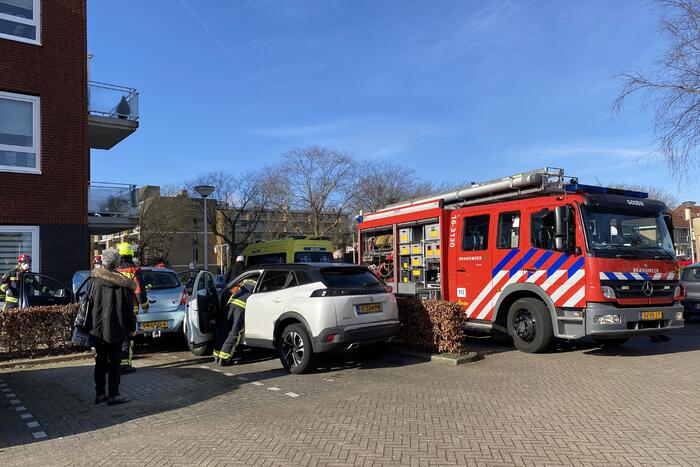 Auto botst op woning