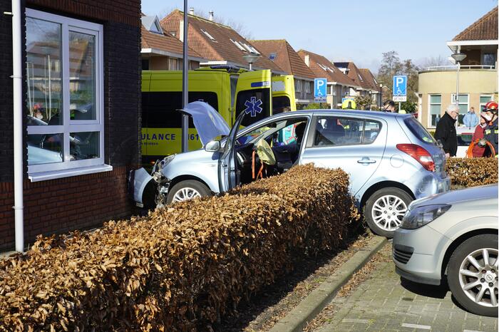 Auto botst op woning
