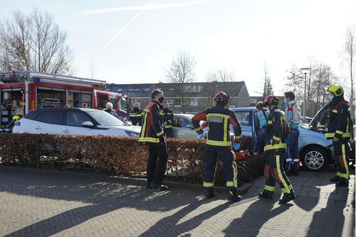 Auto botst op woning