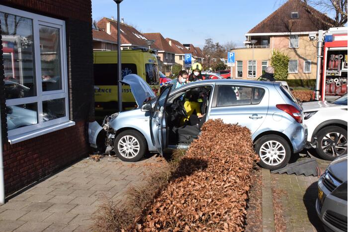 Auto botst op woning
