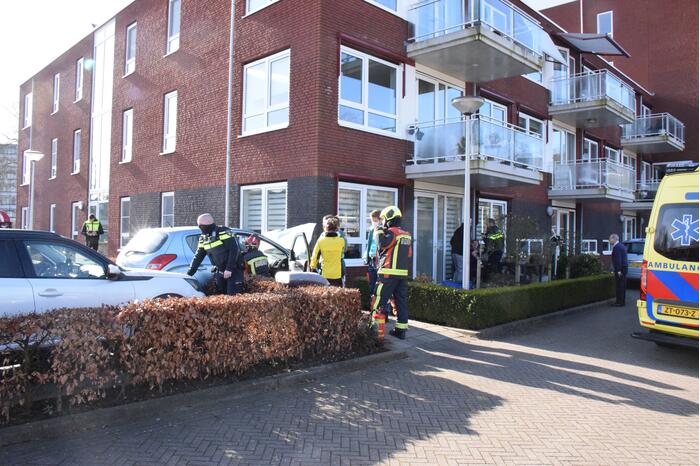 Auto botst op woning