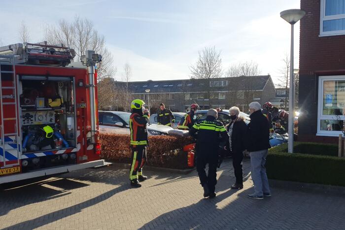 Auto botst op woning