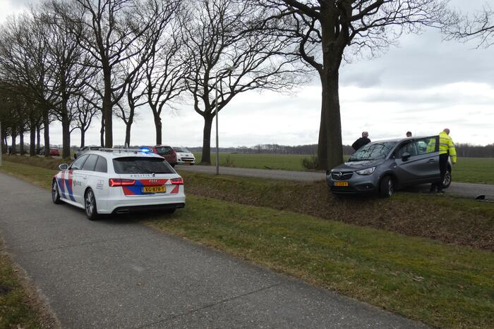 Auto tegen boom na uitwijkmanoeuvre