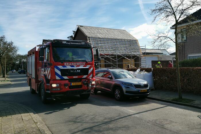 Brandweer blust brandende dakbedekking
