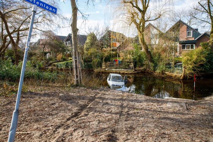 Man rijdt met 45-km voertuig de sloot in