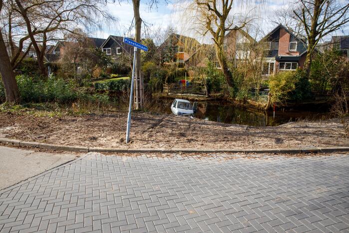 Man rijdt met 45-km voertuig de sloot in