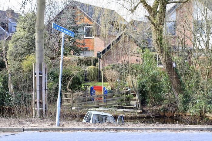 Man rijdt met 45-km voertuig de sloot in