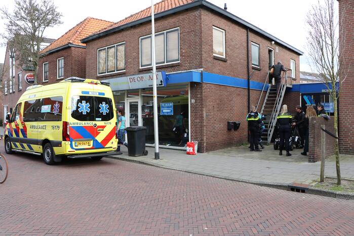 Man met scootmobiel ten val