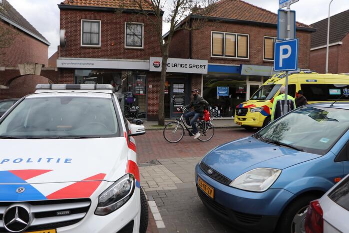 Man met scootmobiel ten val