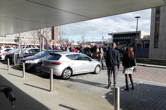 Ruim 300 mensen op de been bij demonstratie tegen homofobe predikant