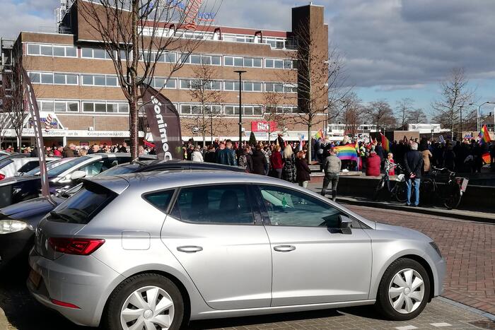 Ruim 300 mensen op de been bij demonstratie tegen homofobe predikant