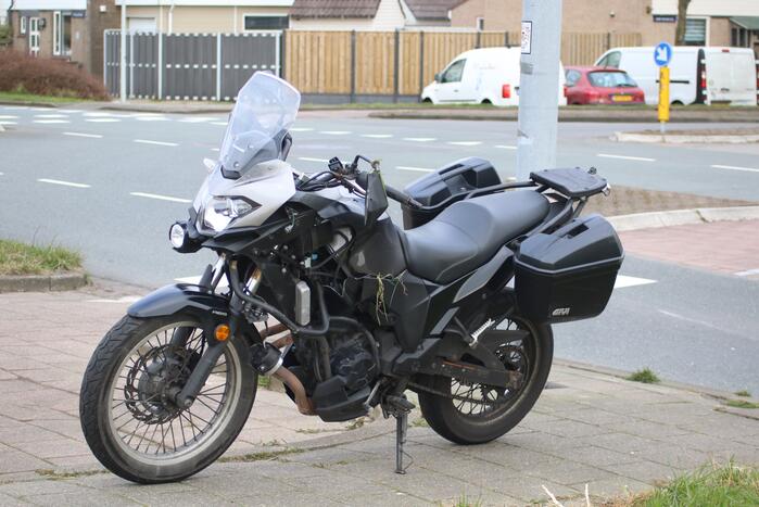 Motorrijder gaat onderuit en raakt gewond