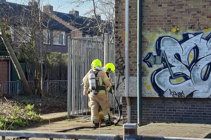 Buiten brand naast gebouw snel geblust