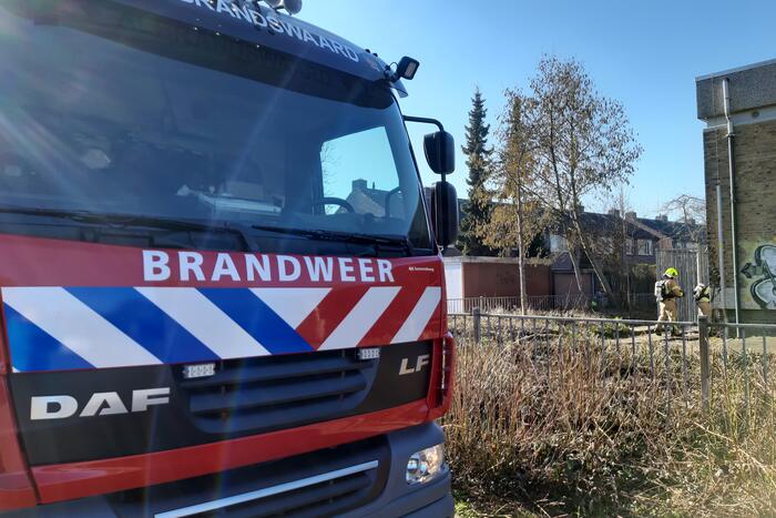 Buiten brand naast gebouw snel geblust
