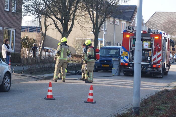 Brandweer doet onderzoek naar vuur uit schoorsteen