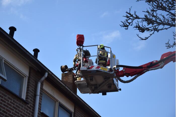Brandweer doet onderzoek naar vuur uit schoorsteen