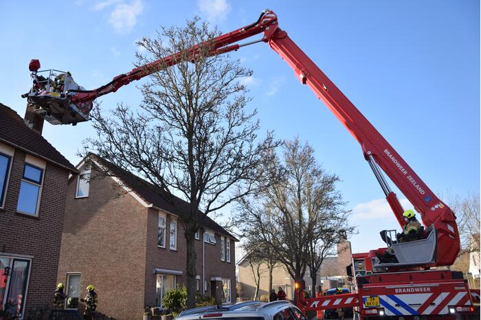 Brandweer doet onderzoek naar vuur uit schoorsteen