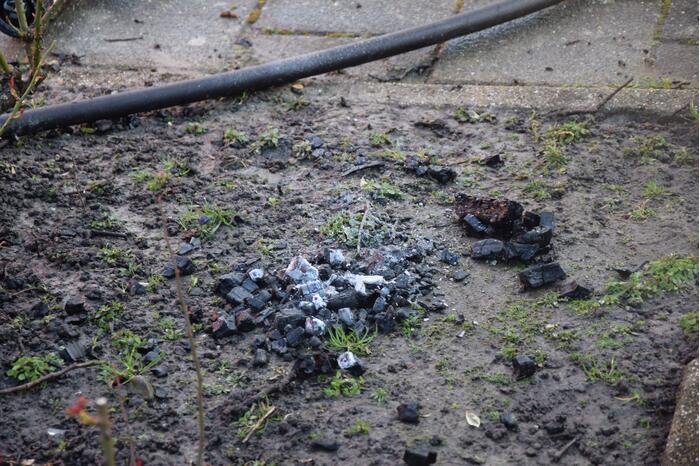 Brandweer doet onderzoek naar vuur uit schoorsteen