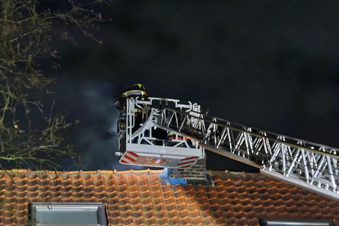 Brand in schoorsteen van woning