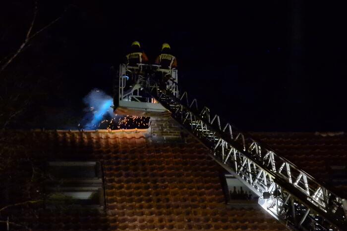 Brand in schoorsteen van woning
