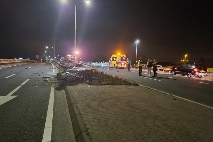 Automobilist botst frontaal op vangrail