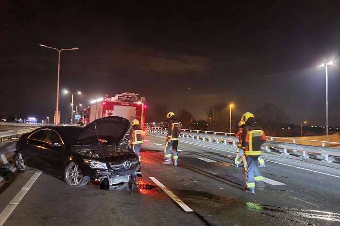 Automobilist botst frontaal op vangrail