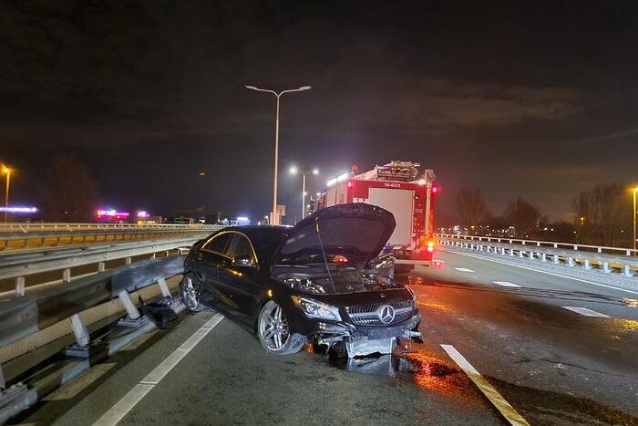 Automobilist botst frontaal op vangrail