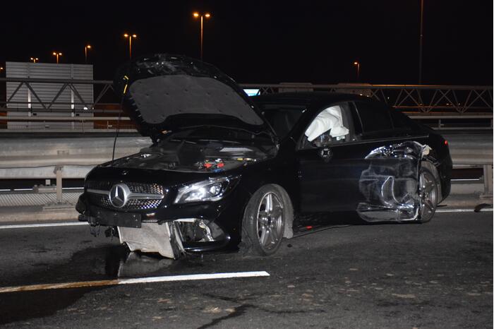 Automobilist botst frontaal op vangrail