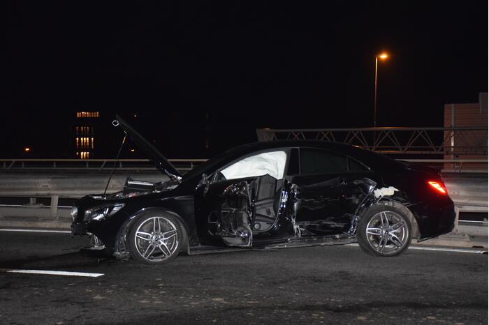 Automobilist botst frontaal op vangrail