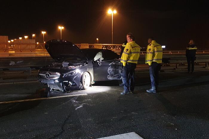 Automobilist botst frontaal op vangrail