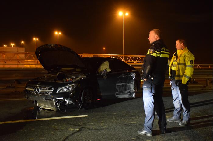 Automobilist botst frontaal op vangrail