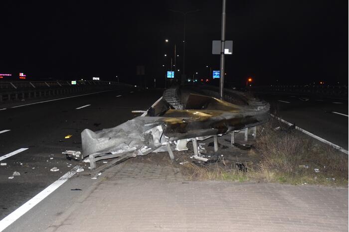 Automobilist botst frontaal op vangrail