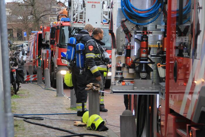 Woningbrand laait opnieuw op